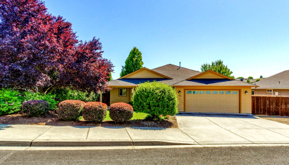 1156 Highlands Dr, Eagle Point, OR 97524