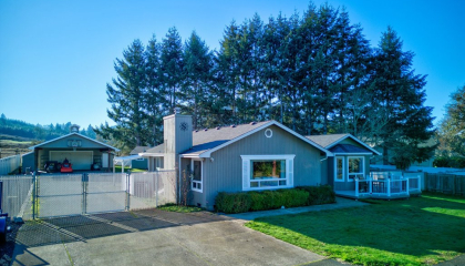 369 Upper Camp Loop Rd, Roseburg, OR 97470