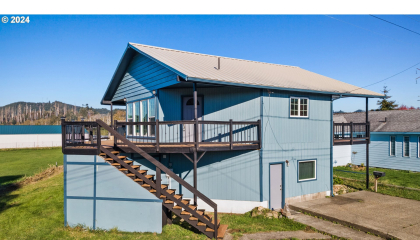 1075 Laurel Ave, Reedsport, OR 97467