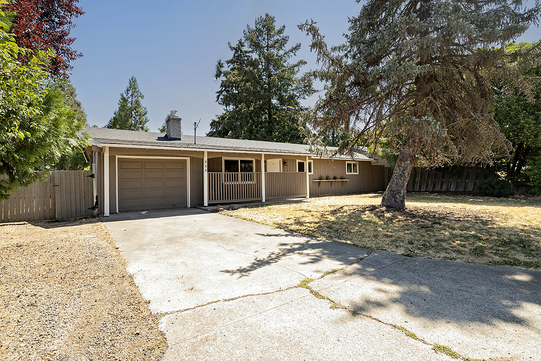 220188556, 833 Black Oak Drive Medford, OR 97504