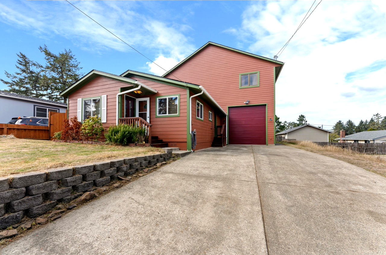 24435518, 830 Fenwick St, Coos Bay, OR 97420