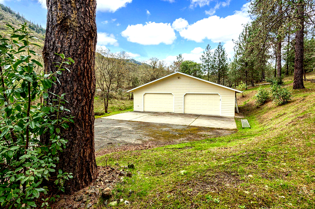 4280_Cloverlawn_Dr-06-Sep Garage