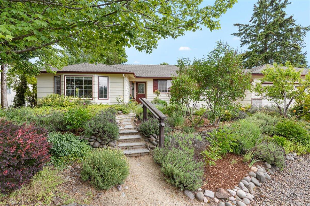 220200469, 2406 Senate Way, Medford, OR 97504