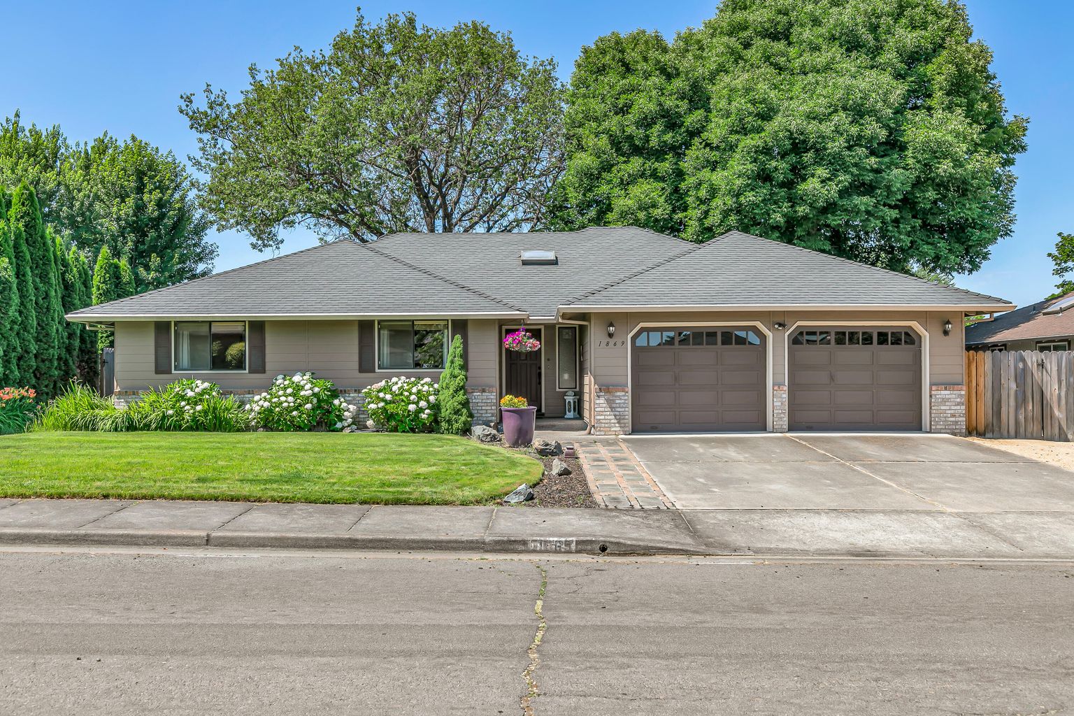 220205330, 1869 Canyon Ave, Medford, OR 97504
