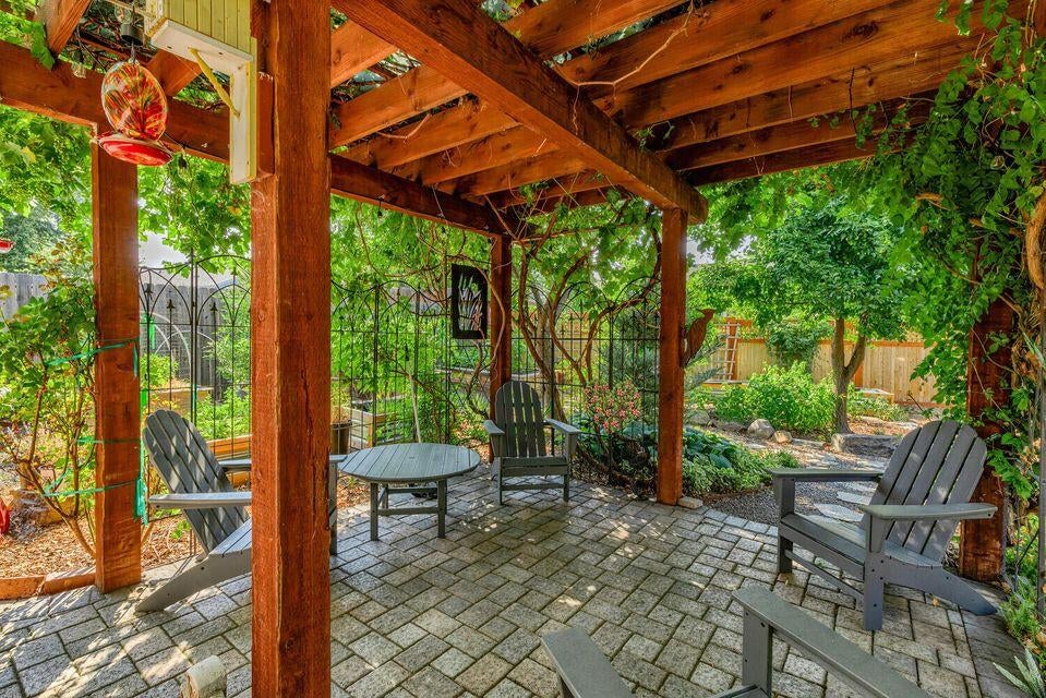 335 Meadow Slope Dr-06