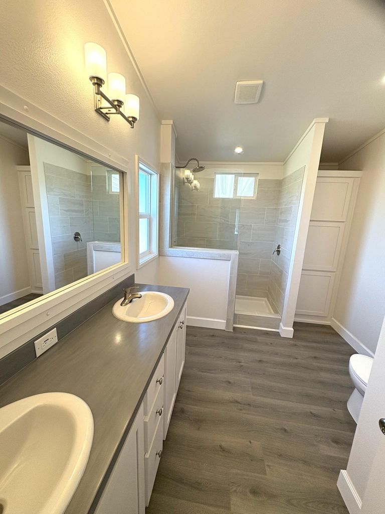  Large primary bathroom w/double sinks. 