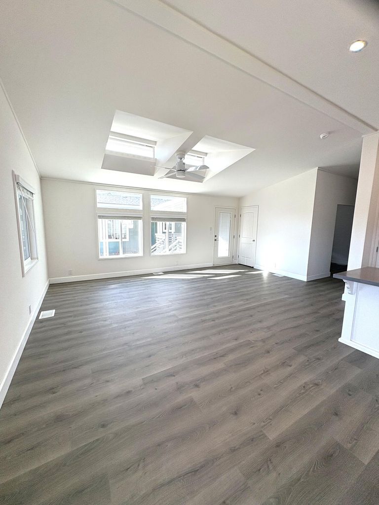  Light 'n bright, large open space. 