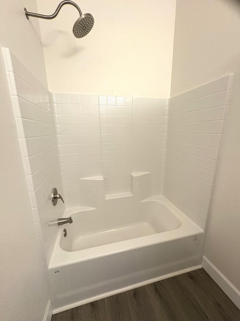  Hallway bathroom tub/shower. 
